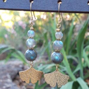 boucles d oreilles en labradorite et feuille de ginko en metal dore 4