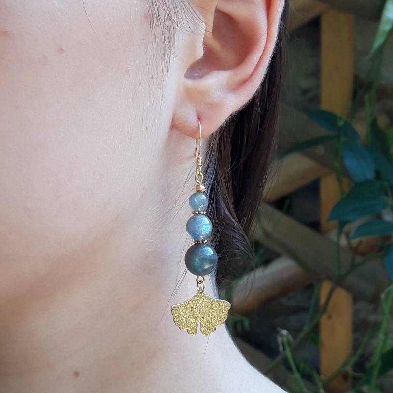 boucles d oreilles en labradorite et feuille de ginko en metal dore