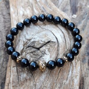 bracelet en tourmaline noire de 8 mm avec une perle style Bali dorée