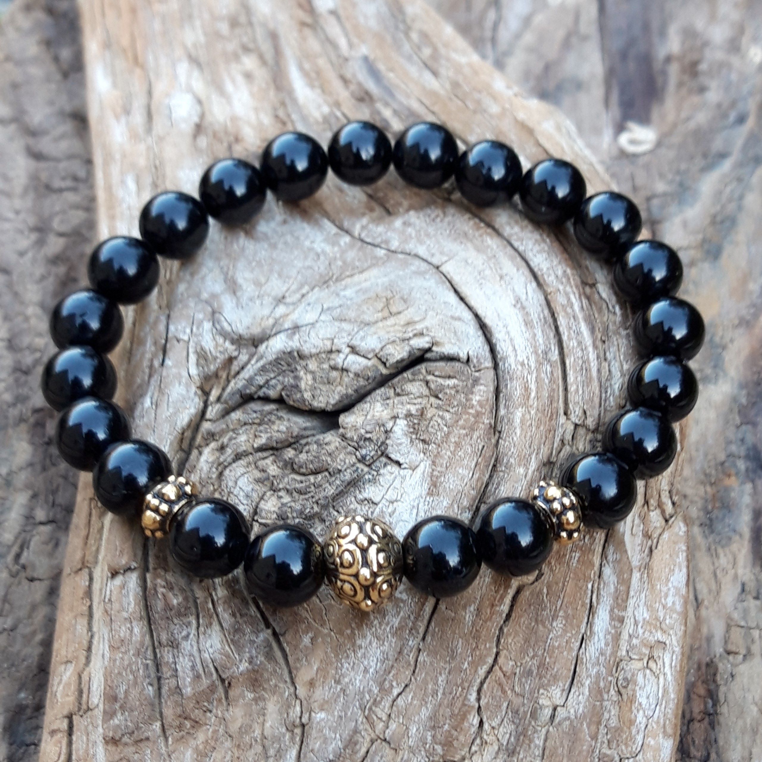 bracelet en tourmaline noire de 8 mm avec une perle style Bali dorée