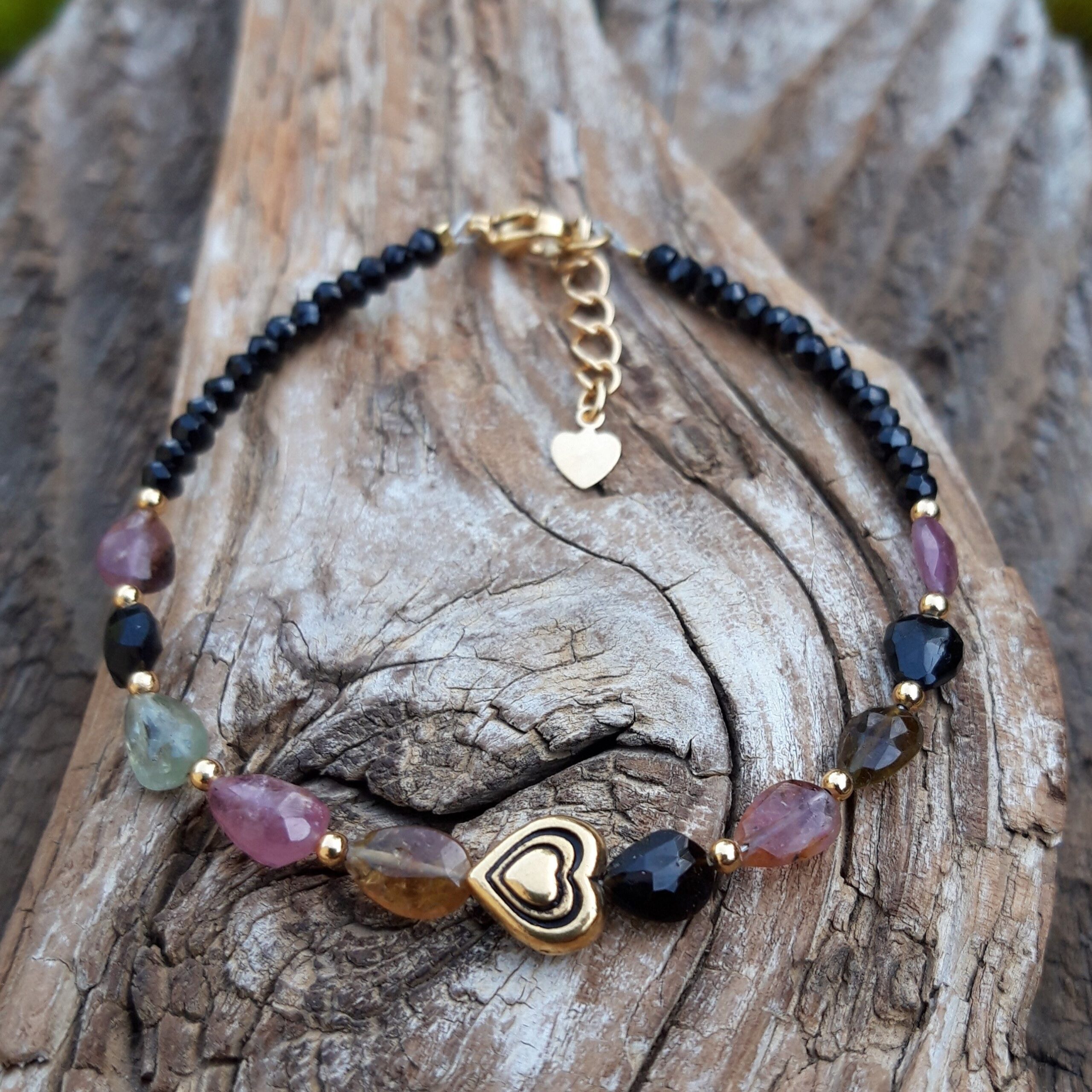 Bracelet Tourmaline multicolore et spinelle noir, perle cœur métal doré