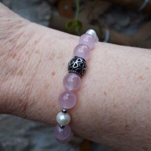Bracelet Quartz rose, vu poignet avec Perles de culture, perle cœurs acier inoxydable