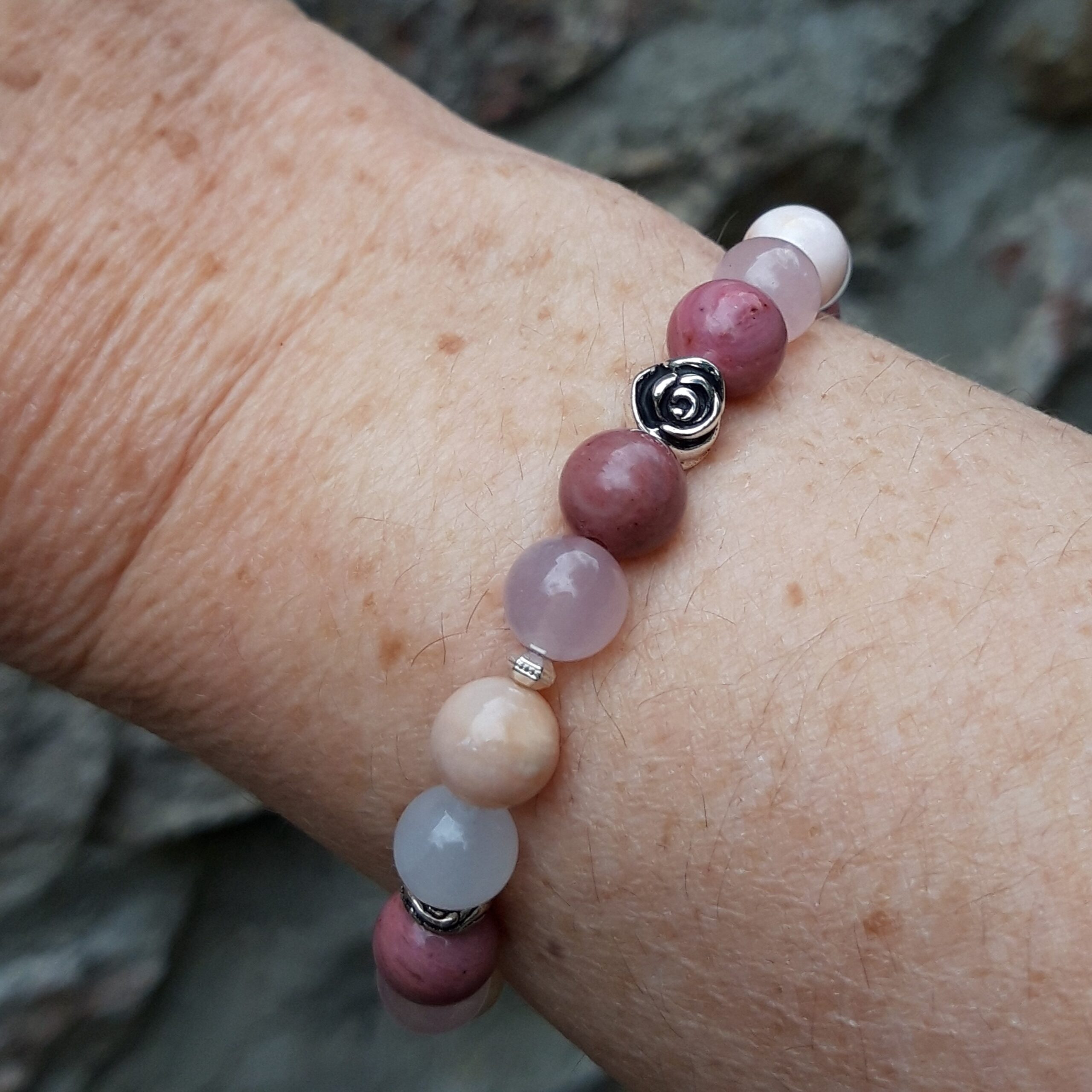 Bracelet Rhodonite, Quartz rose, Opale rose et Jade blanc, perles argentées – Image 3