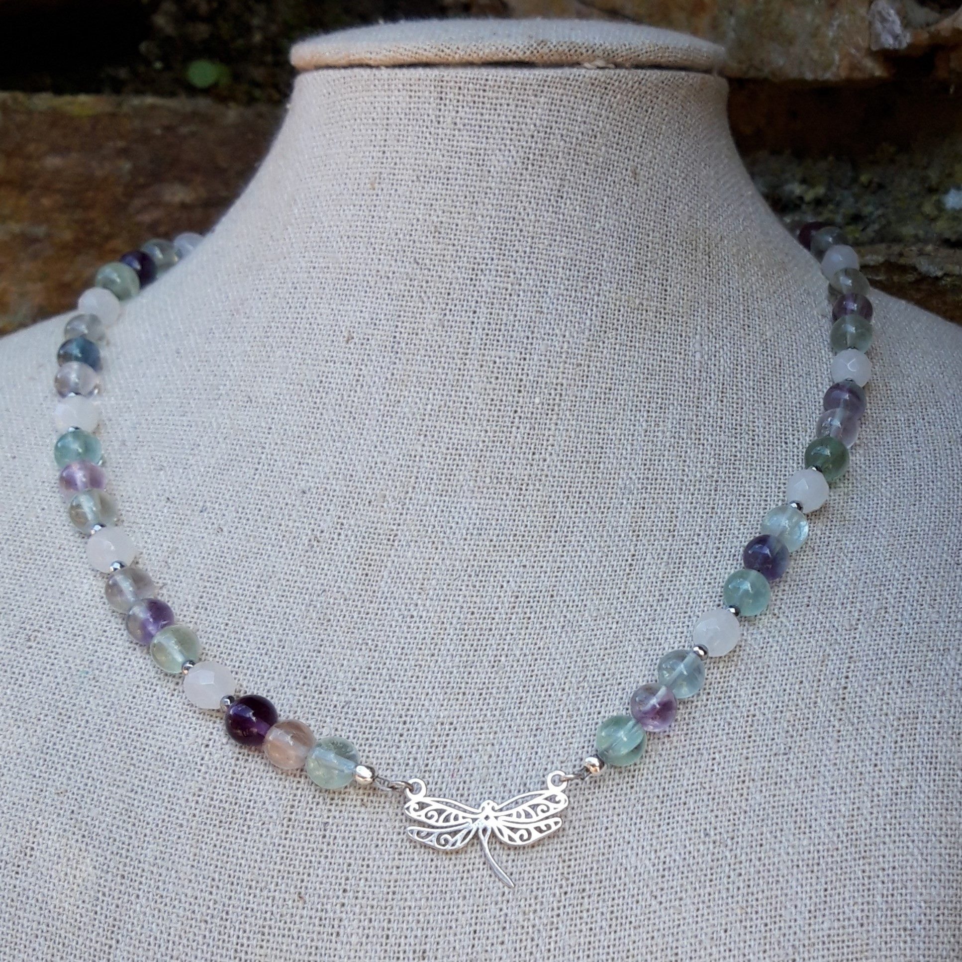 Collier en Fluorite, Jade blanc avec une libellule en Argent 925 – Image 3