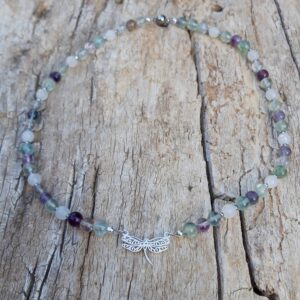 Alternative view of Collier en Fluorite, Jade blanc avec une libellule en Argent 925