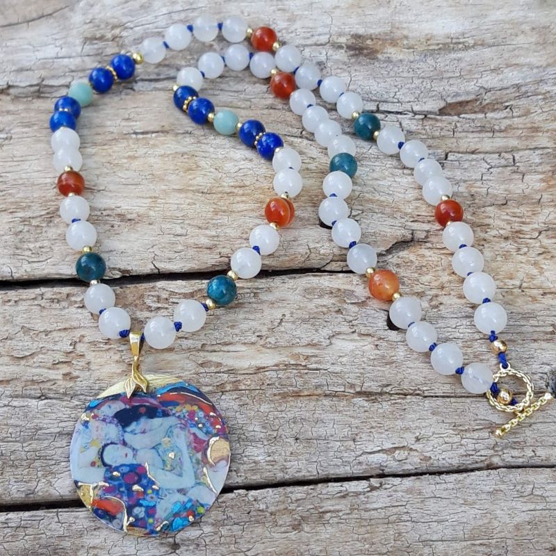 collier Lapis lazuli, jade blanc, amazonite et agate orange avec un pendentif tableau de Gustave Klimt