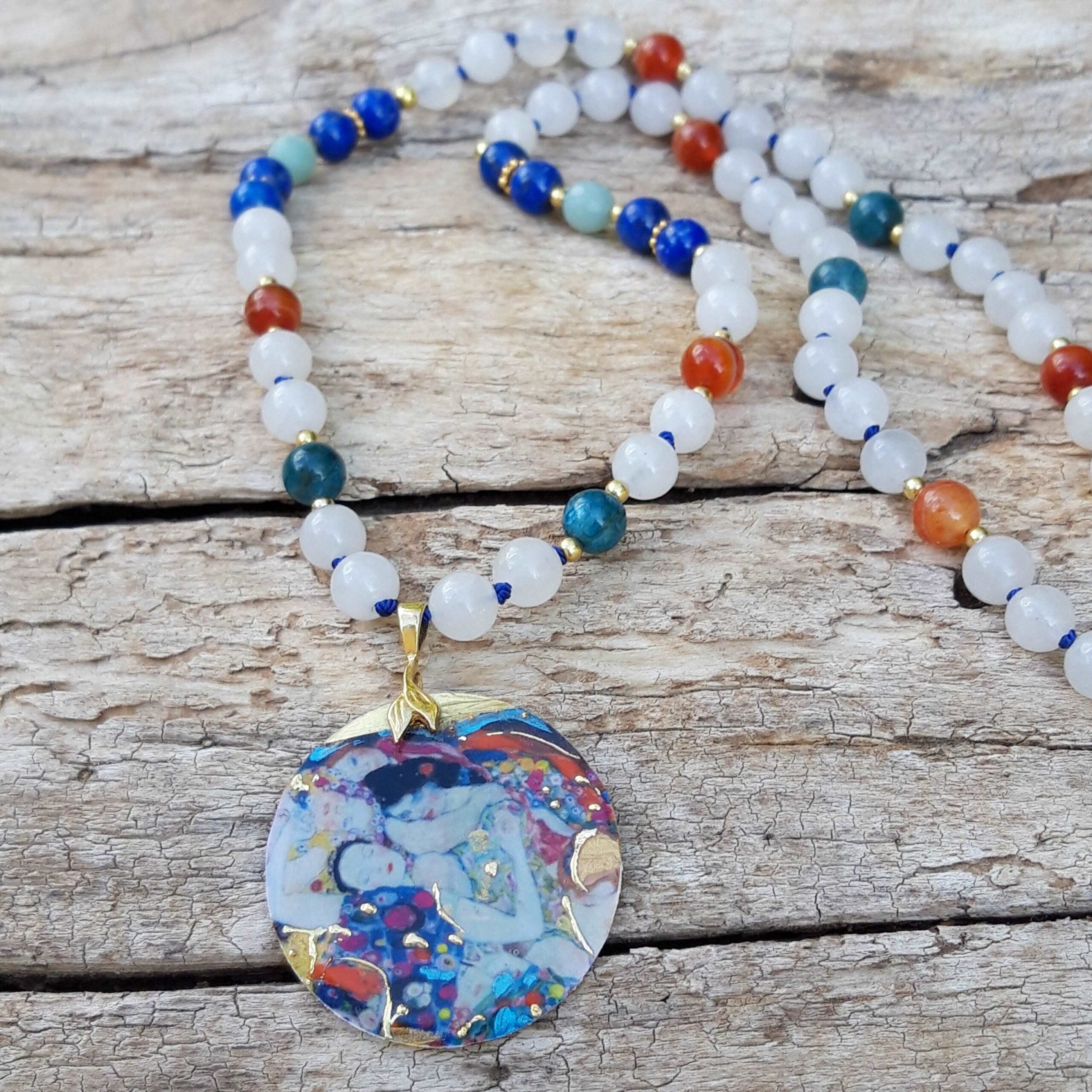 Collier Jade blanc, Lapis-lazuli, Agate orange, Apatite, Amazonite avec pendentif en émail – Image 4