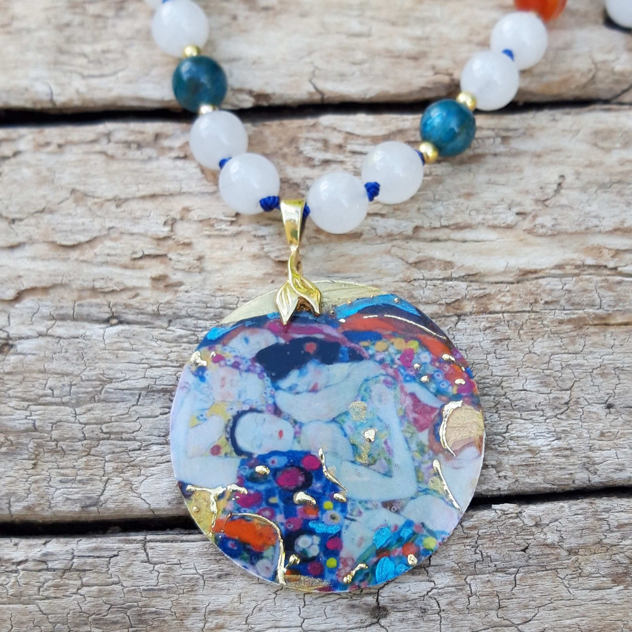 Collier Jade blanc, Lapis-lazuli, Agate orange, Apatite, Amazonite avec pendentif en émail – Image 2