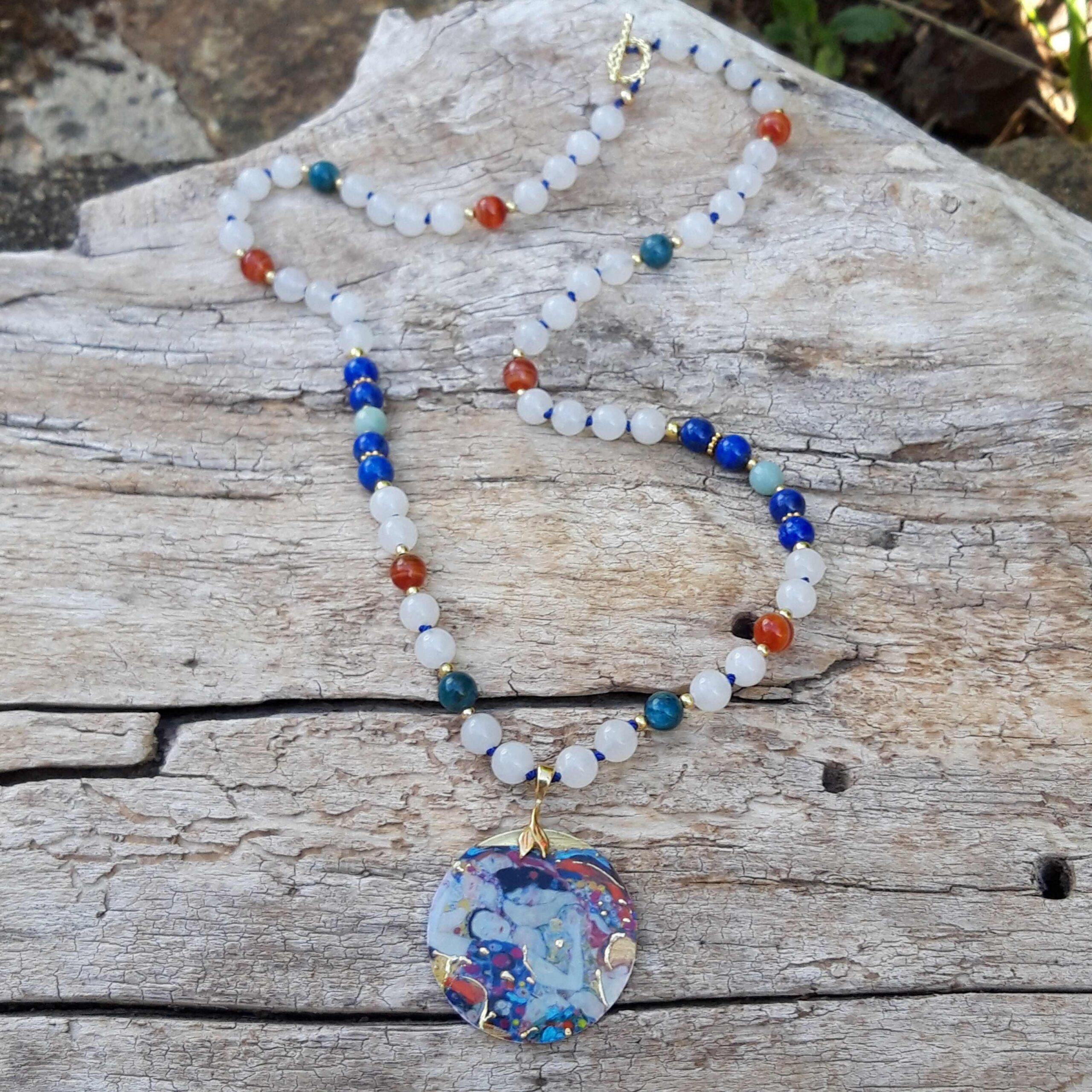 Collier Jade blanc, Lapis-lazuli, Agate orange, Apatite, Amazonite avec pendentif en émail – Image 3