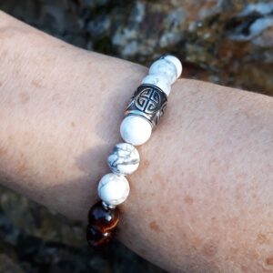 Bracelet Howlite, Œil de taureau et perle de celtique argentée – Image 3