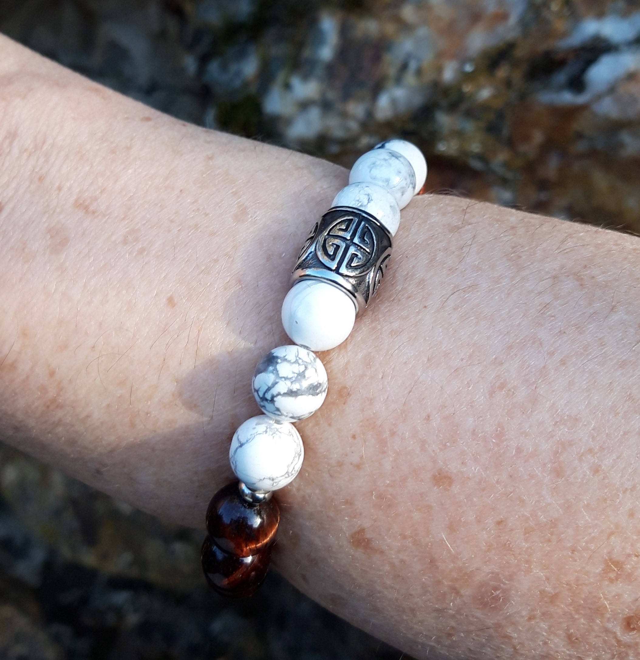 Bracelet Howlite, Œil de taureau et perle de celtique argentée – Image 3
