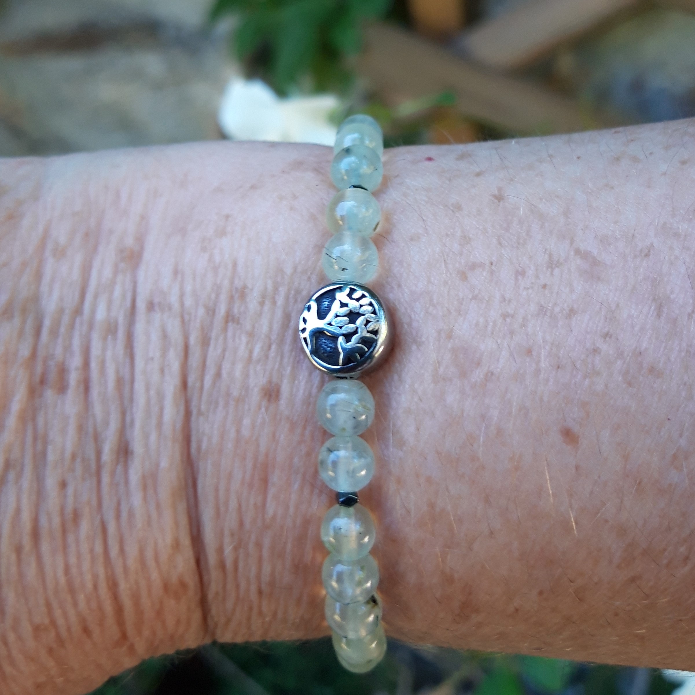 Bracelet en Préhnite avec une perle arbre de vie argentée – Image 3