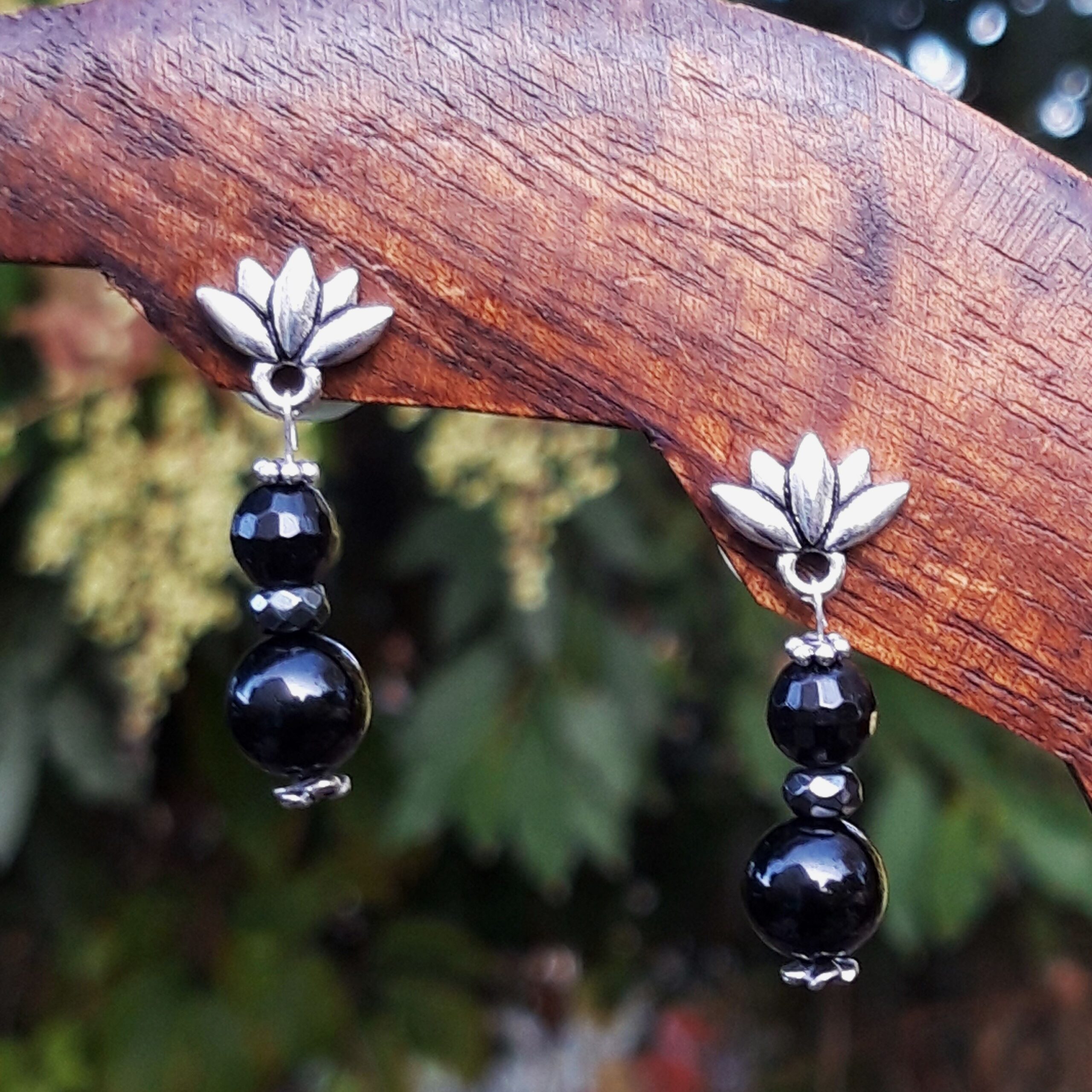 boucles d'oreilles Tourmaline noire, Hématite, fleur de Lotus argentée