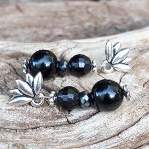 Alternative view of Boucles d'oreilles en Tourmaline noire, Hématite et fleur de Lotus