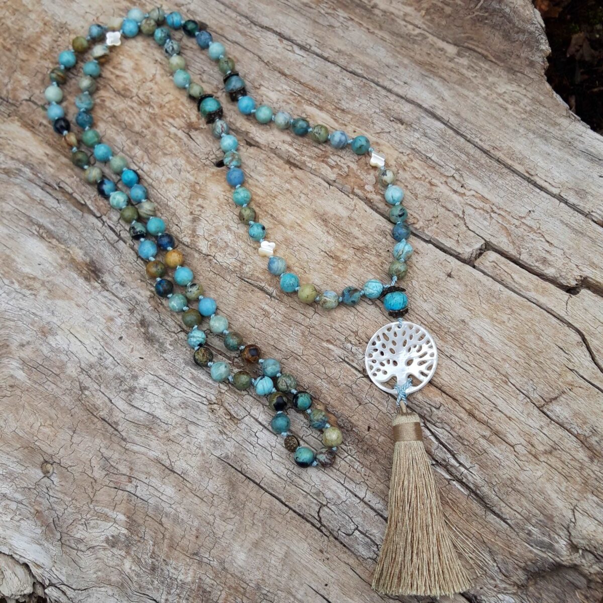sautoir en Opale bleue avec arbre de vie en nacre blanche