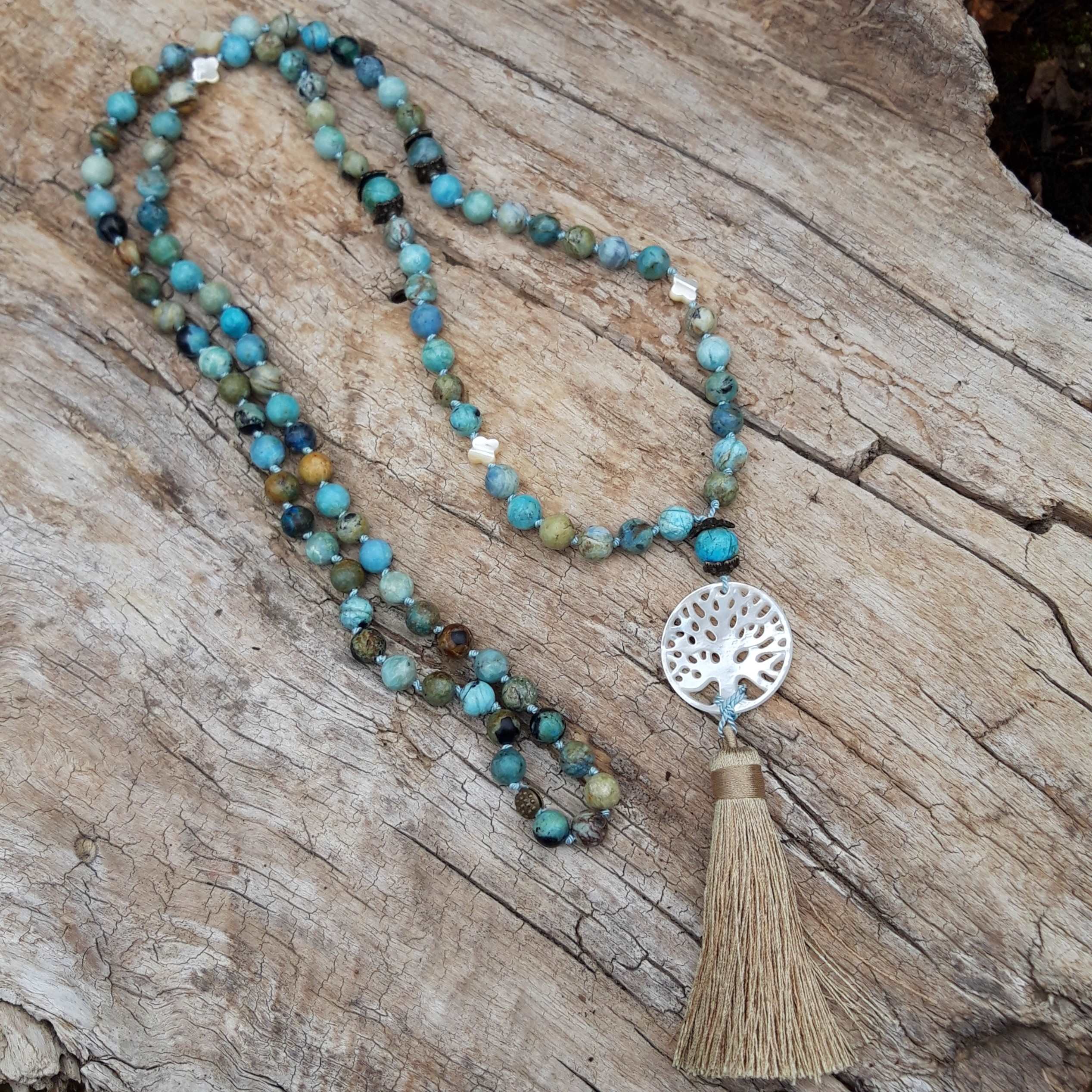 sautoir en Opale bleue avec arbre de vie en nacre blanche