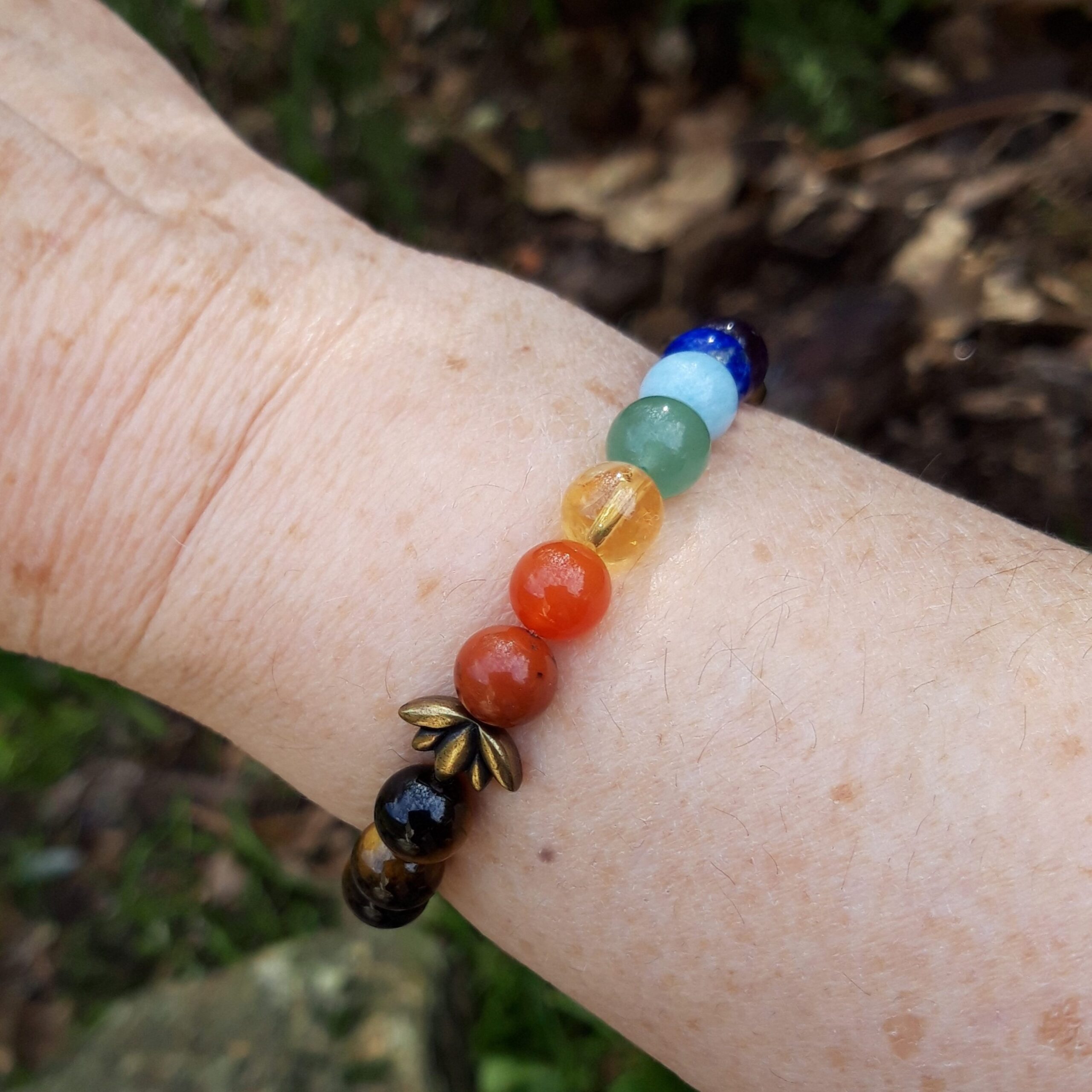 Bracelet 7 chakras en Oeil de tigre - 8 mm – Image 3