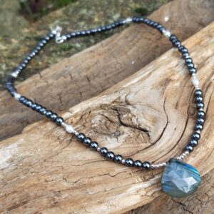 Collier Hématite, Perles de culture avec un pendentif en Labradorite – Image 6