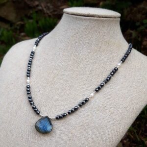 Collier Hématite, Perles de culture avec un pendentif en Labradorite – Image 4