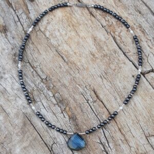 Collier Hématite, Perles de culture avec un pendentif en Labradorite – Image 3