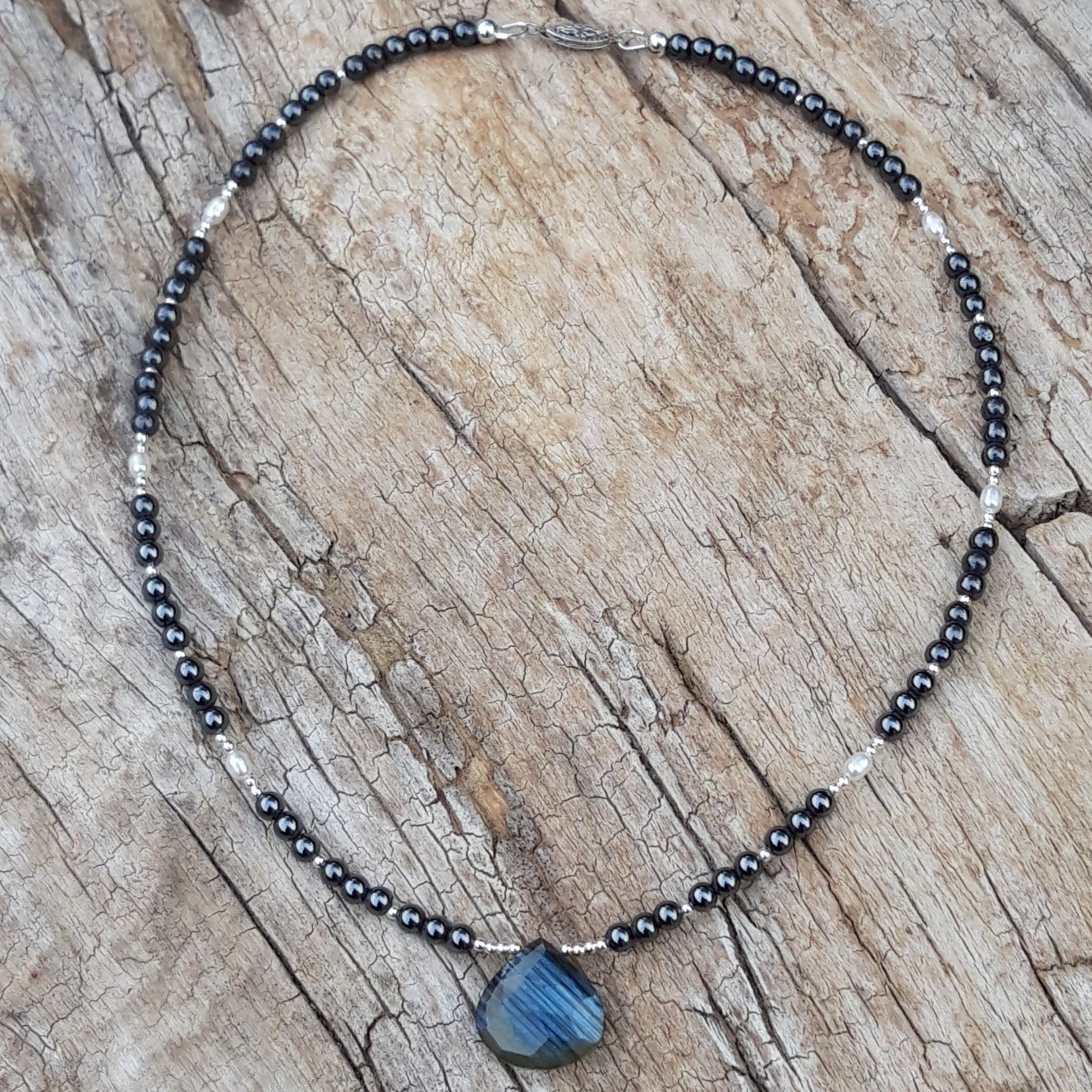 Collier Hématite, Perles de culture avec un pendentif en Labradorite – Image 3