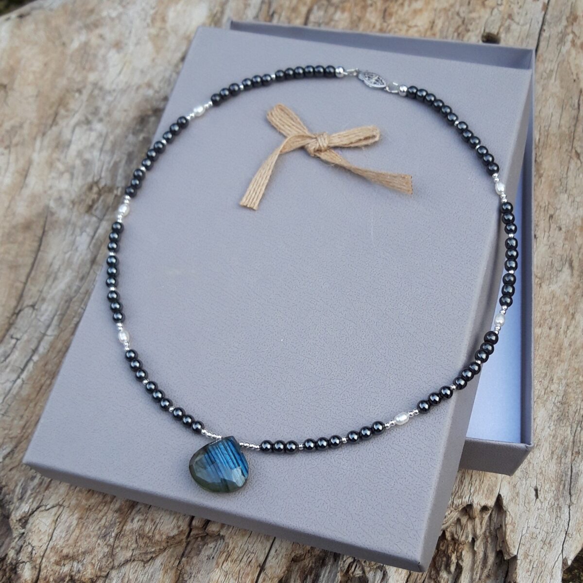 Collier Hématite, perles blanches, pendentif en labradorite, perles Argent 925