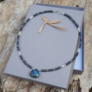 Collier Hématite, perles blanches, pendentif en labradorite, perles Argent 925