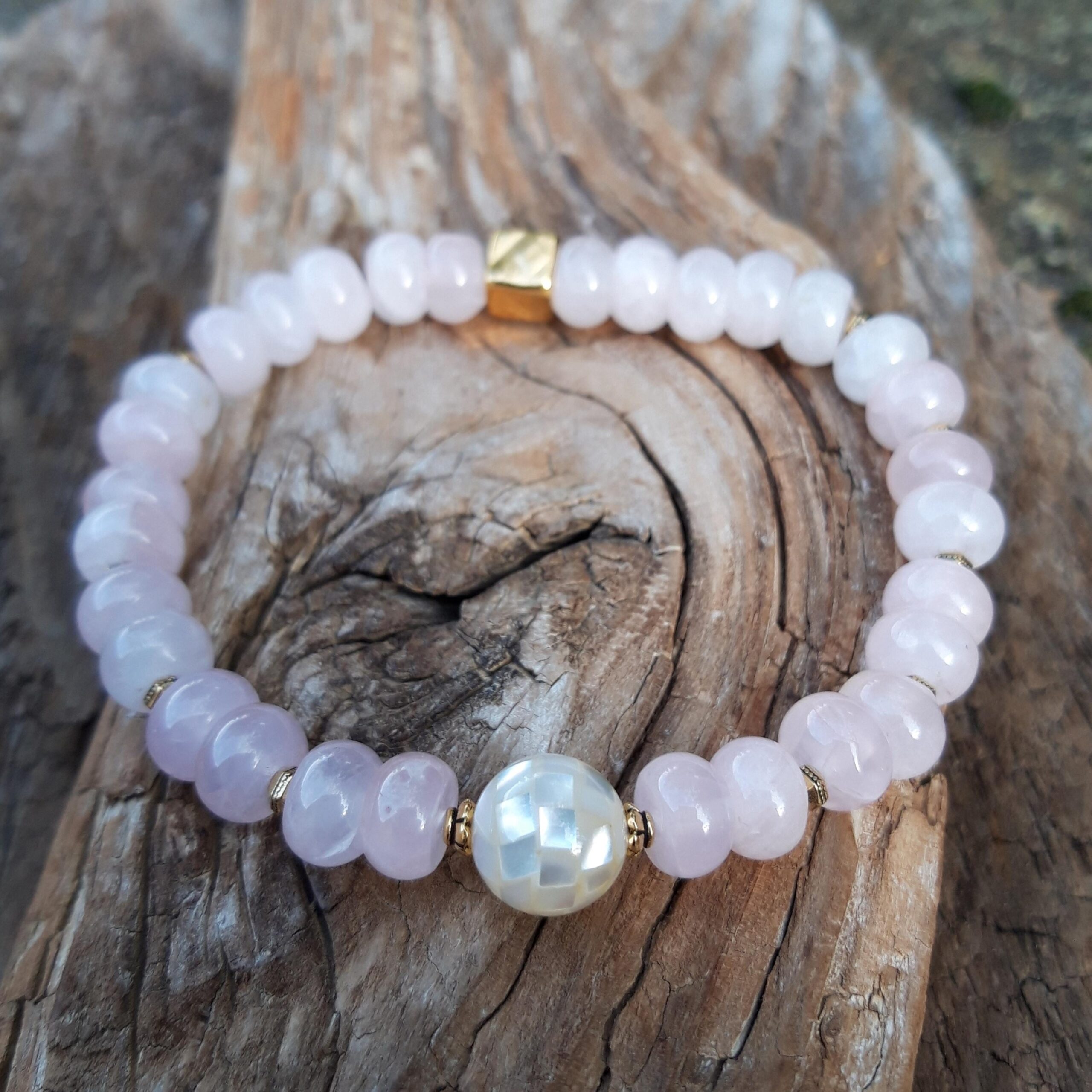 Bracelet quart rose perles donuts avec perle en Nacre blanche et perles dorées
