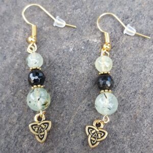 Boucles d'oreilles Préhnite, Tourmaline noire en métal doré avec breloques celtiques