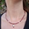 Collier artisanale en Tourmaline rose et perles de cultures blanche avec pendentif goutte en nacre et calcédoine rose doré à l'or fin