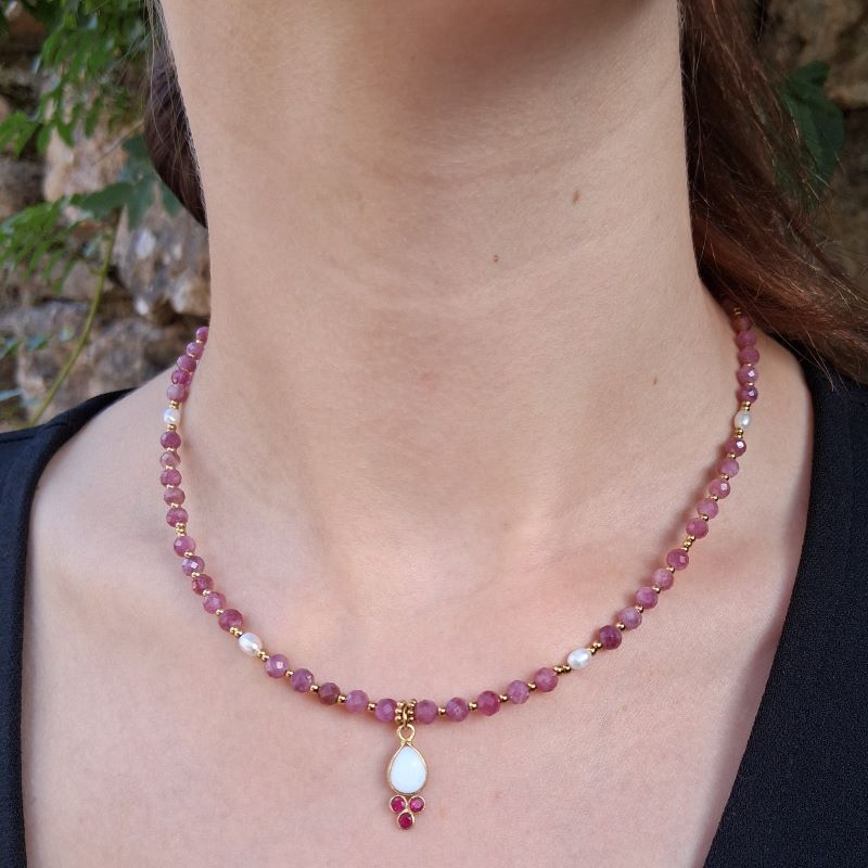 Collier artisanale en Tourmaline rose et perles de cultures blanche avec pendentif goutte en nacre et calcédoine rose doré à l'or fin