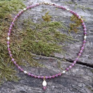 collier tourmaline rose et perles de culture blanche avec pendenti goutte en nacre et calcédoine rose doré à l'Or fin